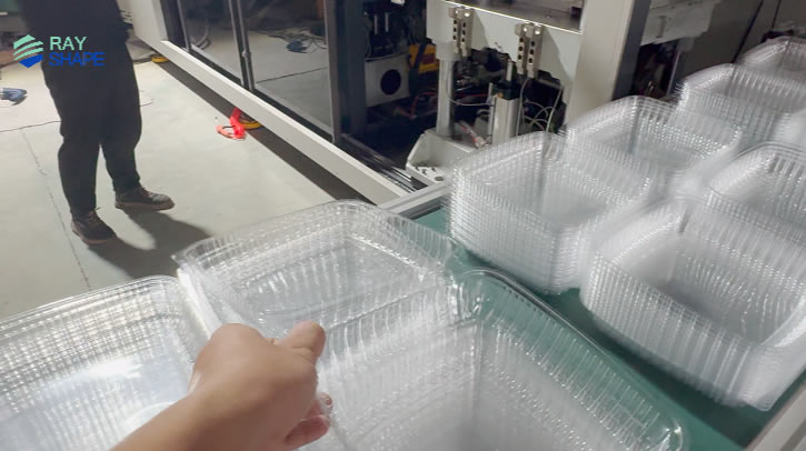 Machine de thermoformage automatique multi-postes