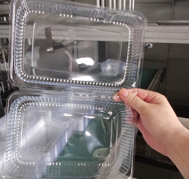 Machine de thermoformage multipostes